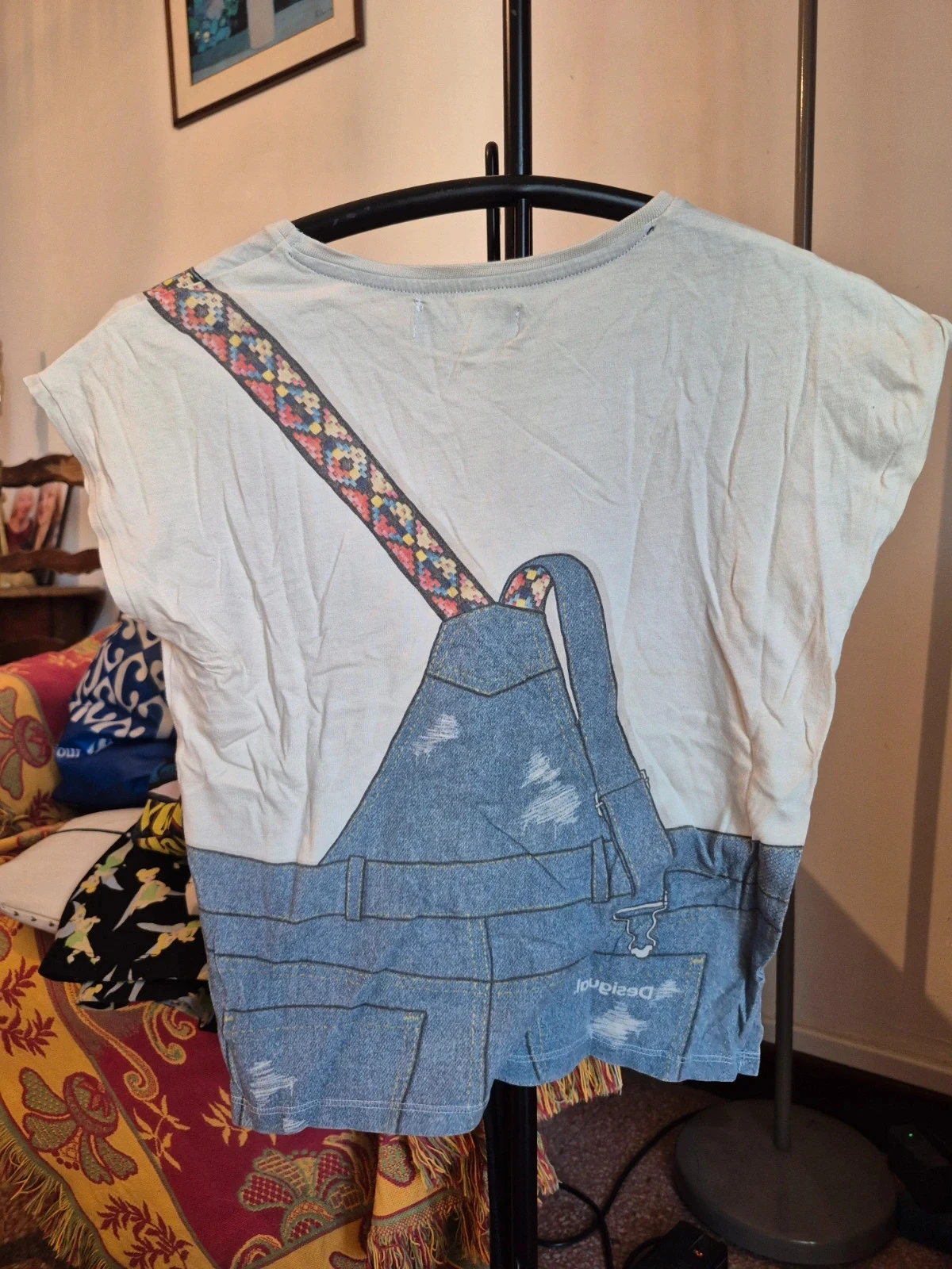 T-shirt original Desigual trompe-l'œil salopette e lantejoulas – photo 5
